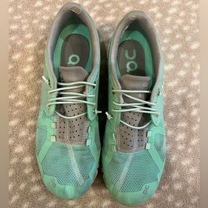 Women’s OnCloud lightweight running shoe US Size 8- teal